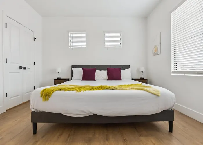 Cozysuites By The Stadium With Pool 24 *