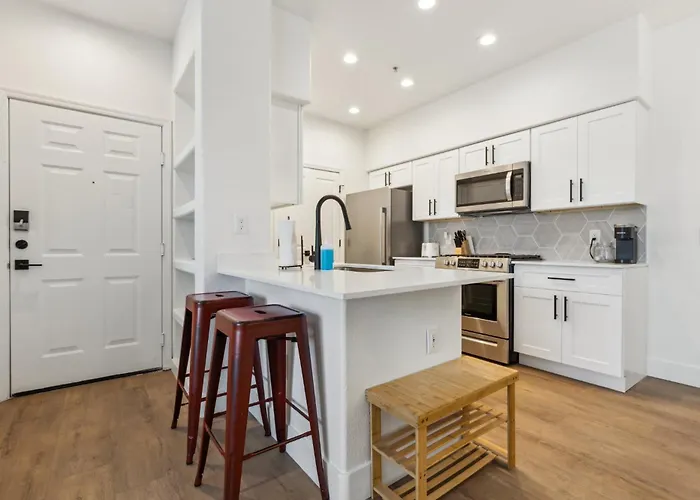 Cozysuites By The Stadium With Pool 24 Glendale